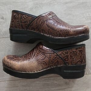 Dansko Tooled Brown Leather Clogs Size 40 EU – Nurse Doctor Comfort Shoes